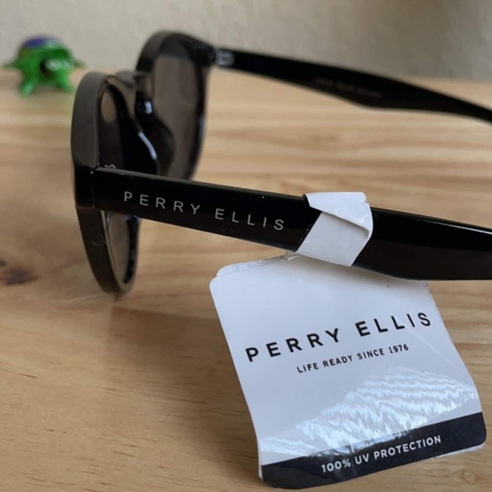 Black Round Frame Perry Ellis Sunglasses 🕶 - Picture 4 of 4